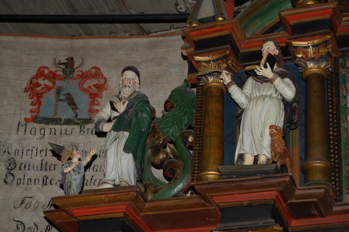 Altertavlen har en serie med motiver. I midtaksen står nedenfra og opp Nattverden, Korsfestelsen, Oppstandelsen og Dommedag. I tillegg finnes figurer med Kristus som verdens hyrde, Johannes døperen og evangelistene Matteus, Markus, Lukas og Johannes. Utenom dette finens også to våpenskjold, ett med en hånd som holder en drueklase og ett med en blomst.