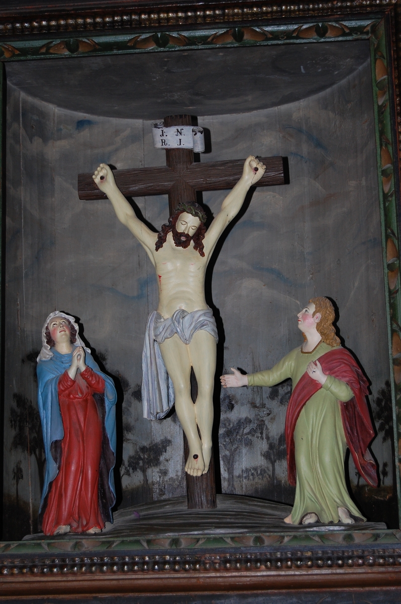 Altertavlen har en serie med motiver. I midtaksen står nedenfra og opp Nattverden, Korsfestelsen, Oppstandelsen og Dommedag. I tillegg finnes figurer med Kristus som verdens hyrde, Johannes døperen og evangelistene Matteus, Markus, Lukas og Johannes. Utenom dette finens også to våpenskjold, ett med en hånd som holder en drueklase og ett med en blomst.