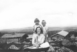 Gunvor Svarstad stamper ost på Hagensetra. Anne Goro og Gisl