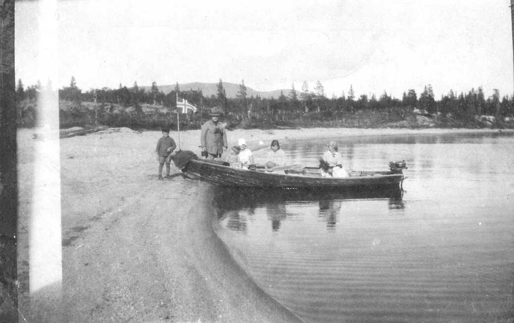 Bilde fra Sølensjøen 1929. Hjalmar Bull, Ingeborg Sperling, Bertil Bull. K5. 