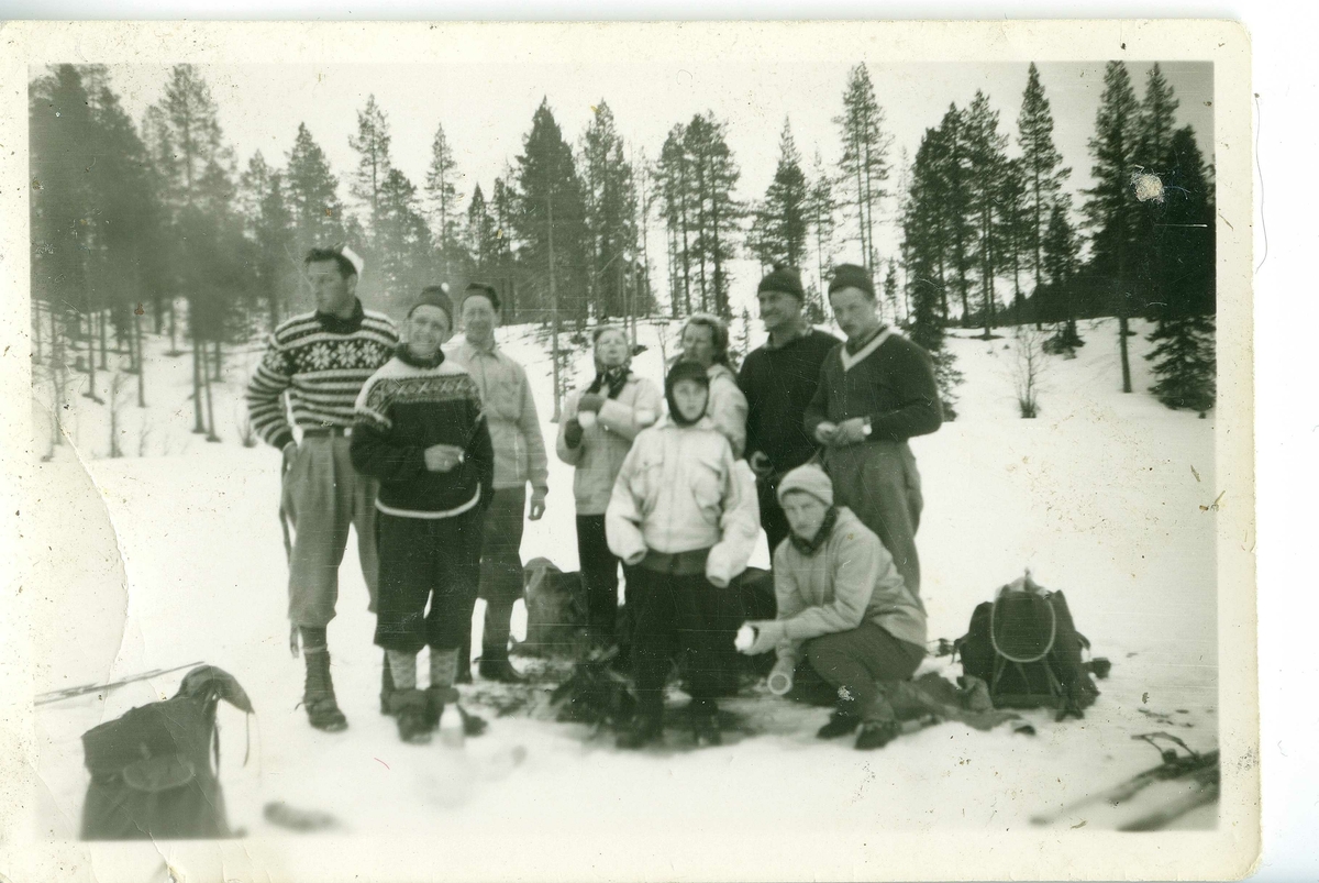 Påsketur. Foran fv. Ottar Svendsberget, Tove Husa og Marry Thorsteinsen. Bak fv. Tollef Thorsteinsen, Almar Thorsteinsen, Ester Thorsteinsen, Torun Moen, Adolf Moen, Kjell Birger Moen. S76. 