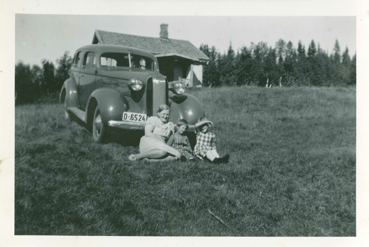 På biltur til Høyåsen. Fv. Gerda Stuan, "Titti", Torbjørg Lønrusten. S98. 