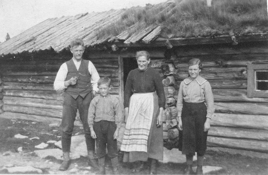 Karlshaugvollen. F. v. Sæming, Sigurd, Gina og Marie Vardenær. Å2