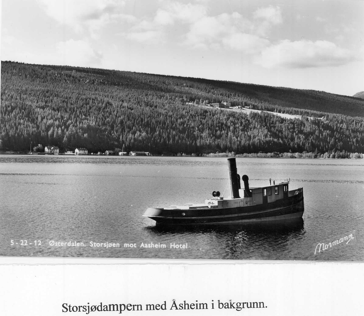 Storsjødamperen med Åsheim i bakgrunnen