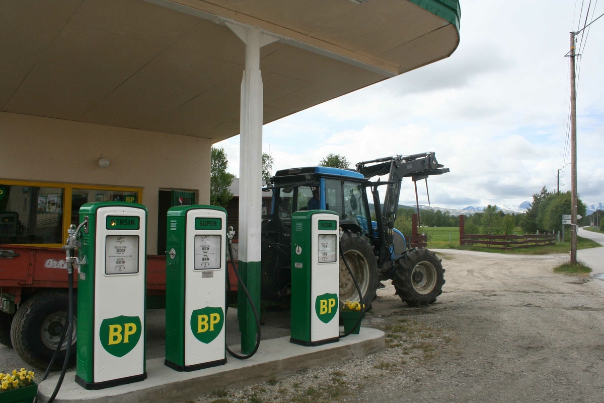 Bensinstasjonen på Grimsbu, Traktor