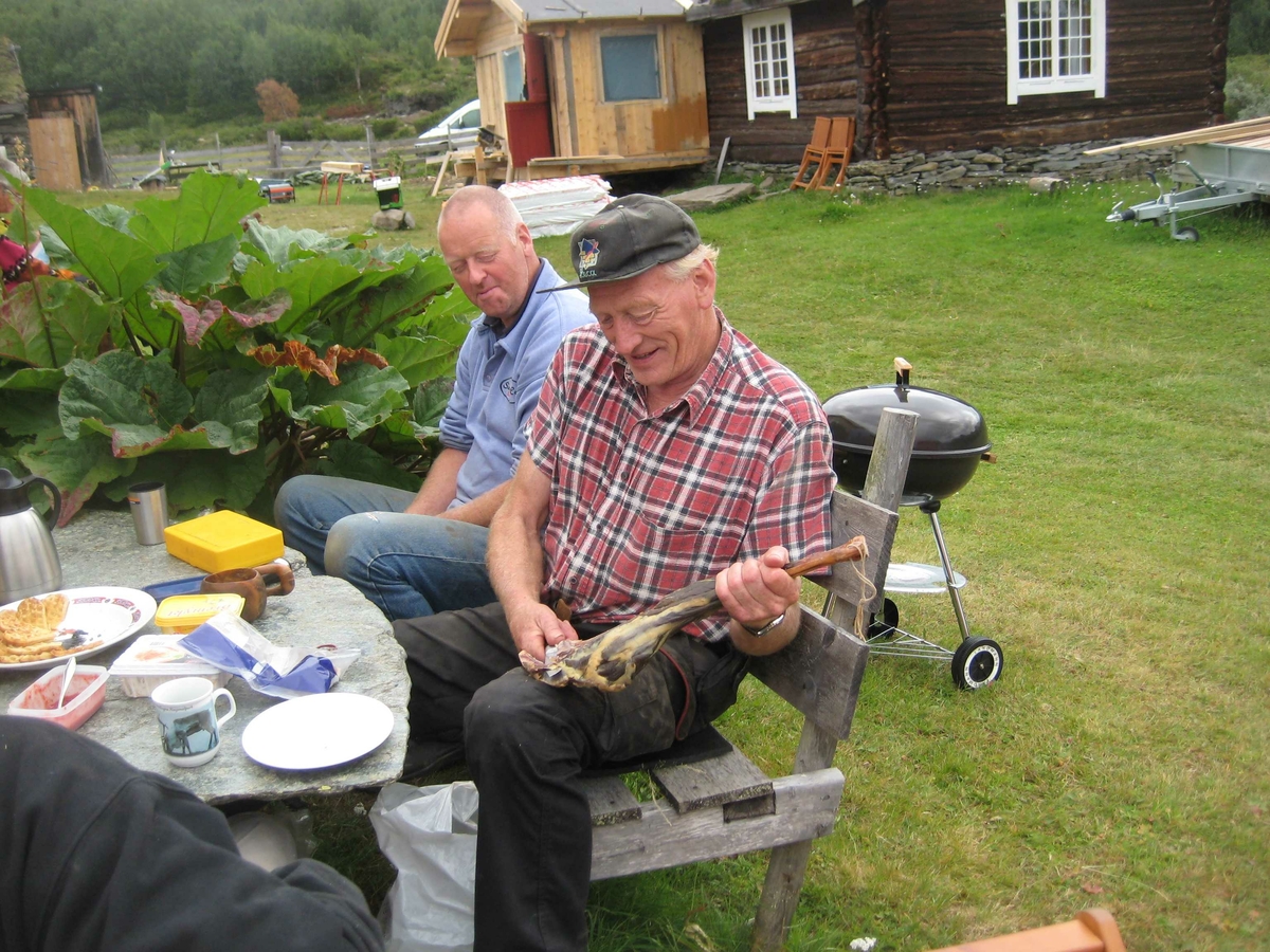 Steinmuring Magnillsjøan. Matpause. 