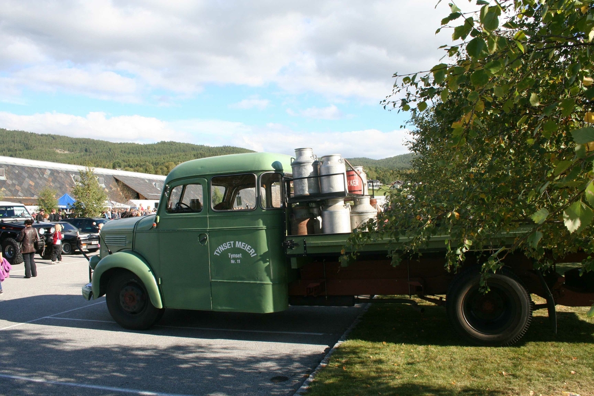 Gatebiltreff 2008 - gammel mjølkebil for spannhenting