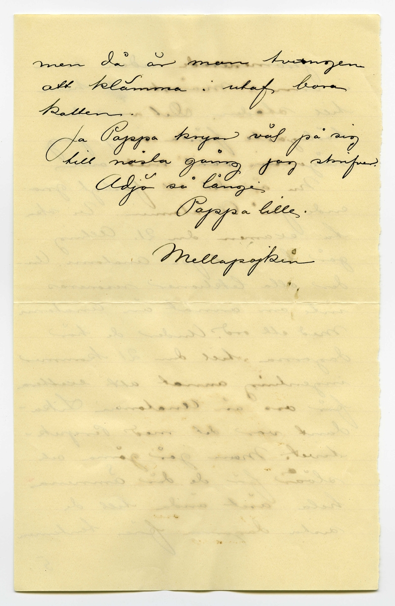 Brev 1901-05-06 från John Bauer till Joseph Bauer, bestående av sex sidor skrivna på fram- och baksidan av två vikta pappersark. Huvudsaklig skrift handskriven med svart bläck.
.
BREVAVSKRIFT:
.
[Sida 1]
Stockholm den 6/5 1901
Snälle Pappa!
Så roligt att pappa
känner sig så kry efter opera
tionen Jag hade ingen aning
om att Pappa försämrats så
betydligt på sista tiden, att en
ny operation var nödvändig.
Men nu är ju allt lyck-
ligt och väl öfverståndet, och
Pappa mår ju bra, och känner
sig kry, och är ju redan uppe
och går. Jag har bara fått
glada nyheter, allt sedan opera-
tionsdagen, så nu skall väl
1.
.
[Sida 2]
Pappa bli bra ordentligt
Jag skulle ha skrifvet
till Pappa för länge sedan,
men var dum nog, att inte
genast begripa adressen, utan
skref därför först hem.
Jag kände mig så dum nu
när jag fick Hjalmars bref-
kort med att ”Adressen na-
turligtvis endast är Lasarettet”.
Är det mycke långsamt
för Pappa, ensam som Pappa
är? Jag tycker Pappa skulle
ha en telefonapparat så att
Pappa då och då kunde tala
med dem där hemma Men
de äro ju rätt ofta ute hos
Pappa, och det dröjer väl inte
så länge innan Pappa får komma hem
2.
.
[Sida 3]
Här har nu en längre tid
varit det alra härligaste vår-
väder Pappa kan tänka sig.
Sol från klar [inskrivet: m] himmel hela
dagarna igenom ända tills
i går då här snöade rätt bra
på morgonen. Här håller
i alla fall på att löfvas allt
hvad det hinner. Det ligger re-
dan en lätt ljusgrön ton öfver
träden i parkerna.
Valborgsmässoafton var det
som vanligt fäst på Skansen
Alla människor skulle dit
ut. Jag var naturligtvis där ock-
så i sällskap med en klunga 
Akademister. Hela strandvägen
var en oafbruten ström af män
niskor. Droska vid droska full-
packade på ena sidan, och en
.
[Sida 4]
likadan rad med tomma
på andra sidan, som körde
för att hämta mera folk.
Men så var det också fullpackat
där uppe på Skansen. Hvart
man skulle gå fick man
tränga sig fram genom folk
massorna. Fru Lindström
träffade jag, och hon hade rys-
ligt svårt för att reda sig
tjock som hon är. Det lär ha varit
öfver 26,000 personer där uppe
1. Maj åkte vi ett
rätt stort sällskap Akademister [inskrivet: både flickor och pojkar]
med ångbåt ut till en liten
ö i skärgården. Därifrån
rodde vi till Lidinge värdshus
och marcherade landsvägen
till Djurgårdsbrunns värdshus,
drucko te och åto smörgåsar
4.
.
[Sida 5]
och promenerade sedan arm 
i arm i månskenet hem
till staden. Det var den
härligaste första maj jag
någonsin varit med om.
Nu är det ett fasligt gno-
ende på Anatomien. Vi ska
ta examen dn 21. Alting
går bara ut på Anatomi. Un-
der alla lektioner resoneras
inte om annat än Anatomi
Med ett ord. Under de här
dagarna till den 21 kommer
ingenting annat att exaltera
för oss än Anatomi. Lika-
dant var det med Perspek-
tivet. Man går gärna och
[överstruket streck över a] slöar för de där ämnena
hela året ända till de
sista dagarna före tentamen
5.
.
[Sida 6]
men då är man tvungen
att klämma i utaf bara 
katten.
Ja Pappa kryar väl på sig
till nästa gång jag skrifver.
Adjö så länge
Pappa lille
Mellapojken