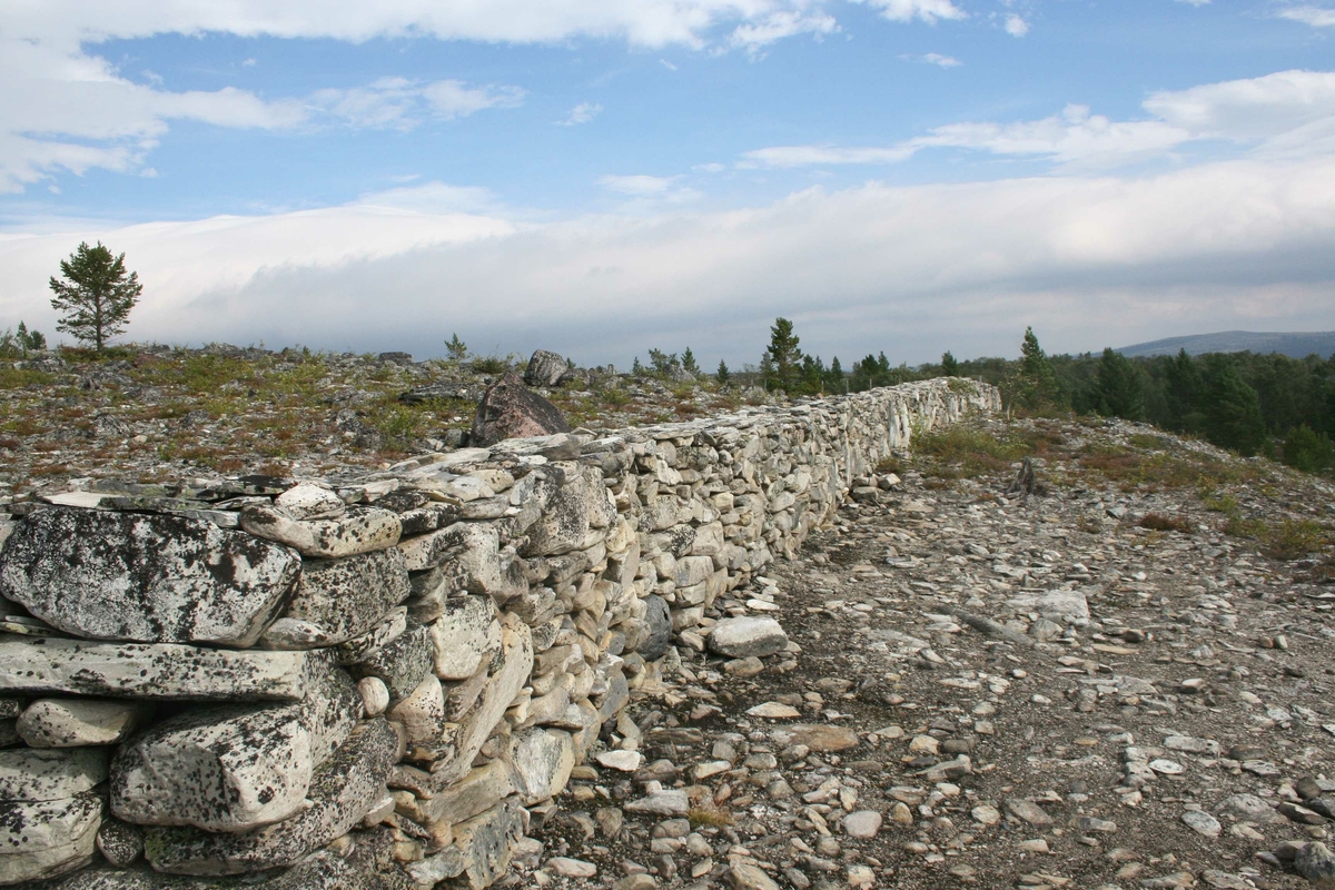 Cirkumferensbefaring, smelthytte, steinmur