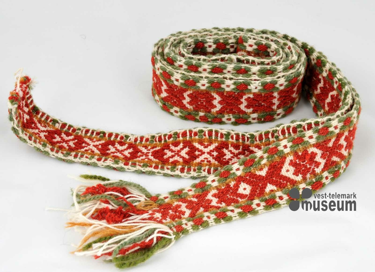 Grindvove reiv med frynser i eine enden.