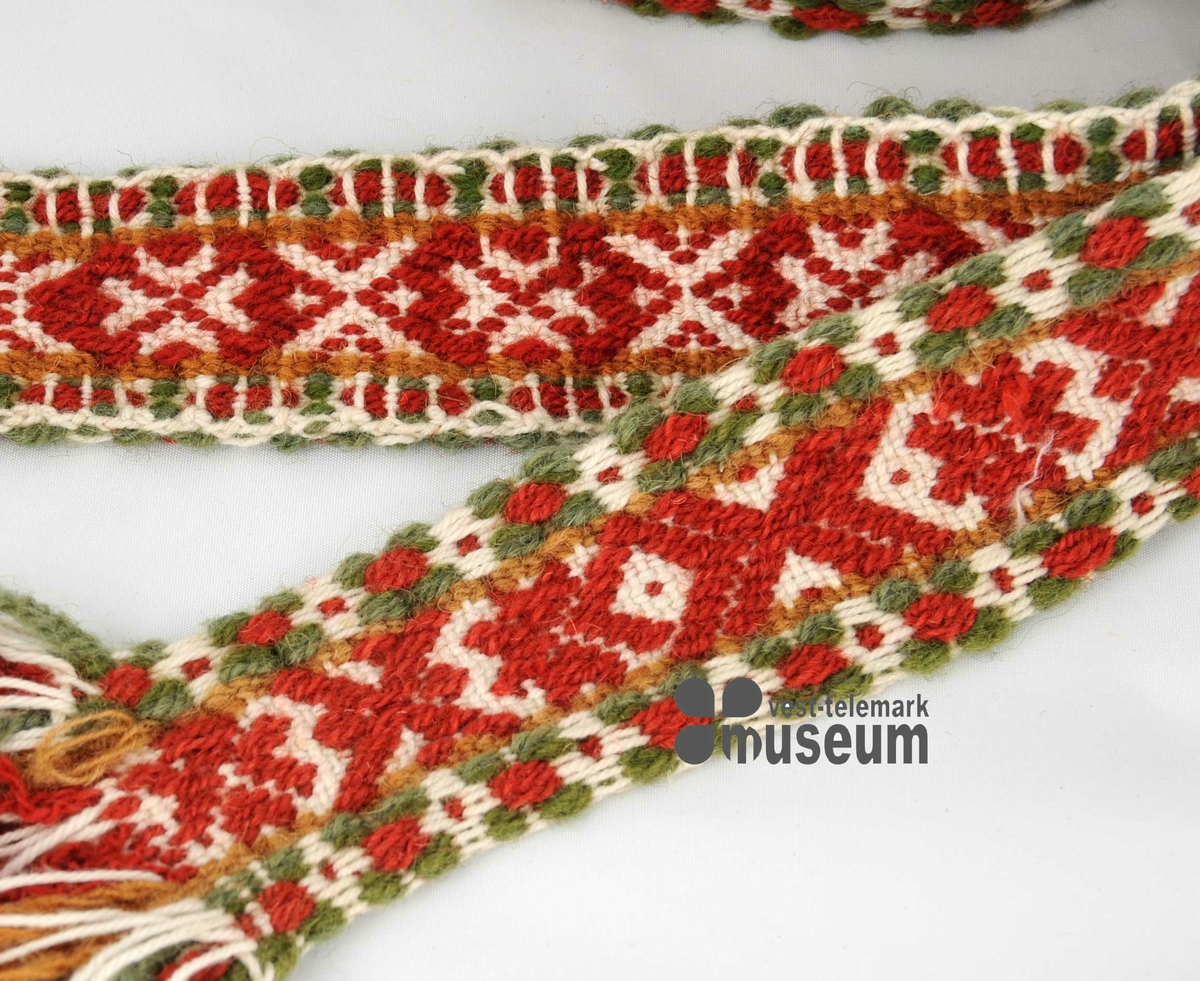 Grindvove reiv med frynser i eine enden.