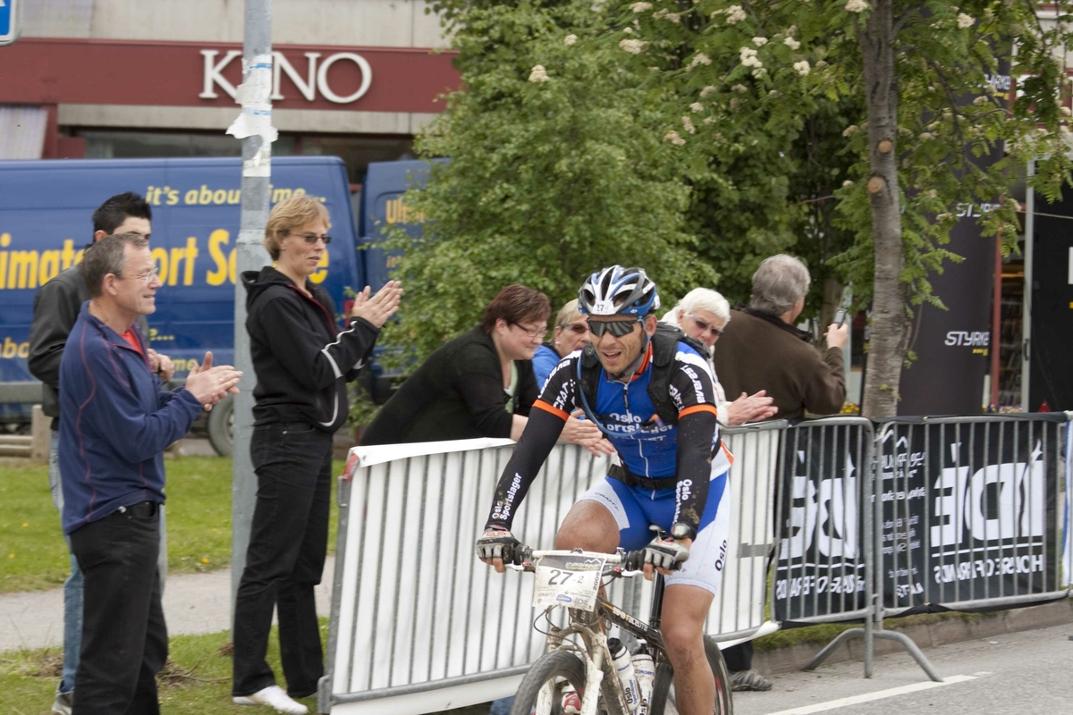 Craft MTB 6-dagers terrengritt på sykkel, Trondheim-Oslo. Flere syklister mot mål