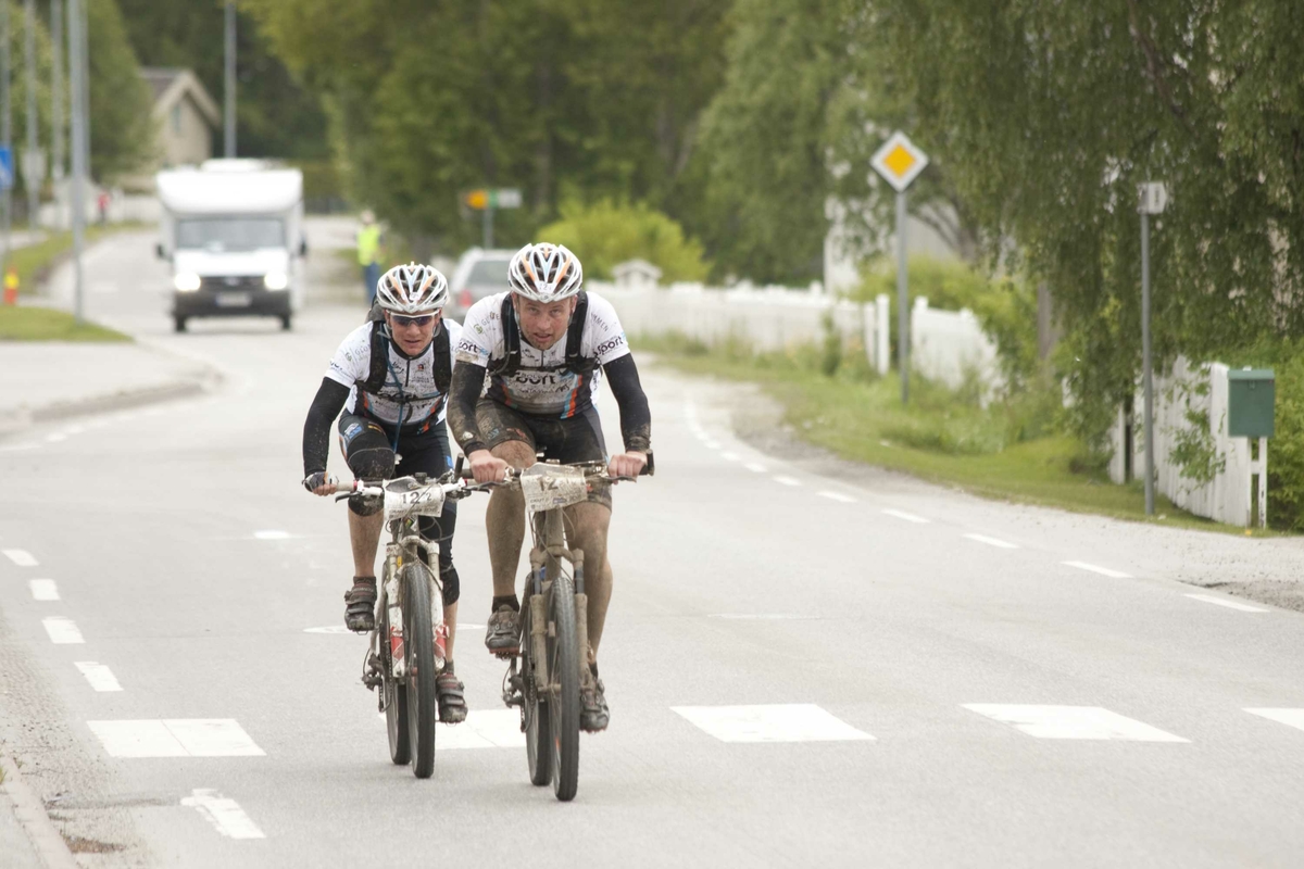 Craft MTB 6-dagers terrengritt på sykkel, Trondheim-Oslo. Flere syklister mot mål