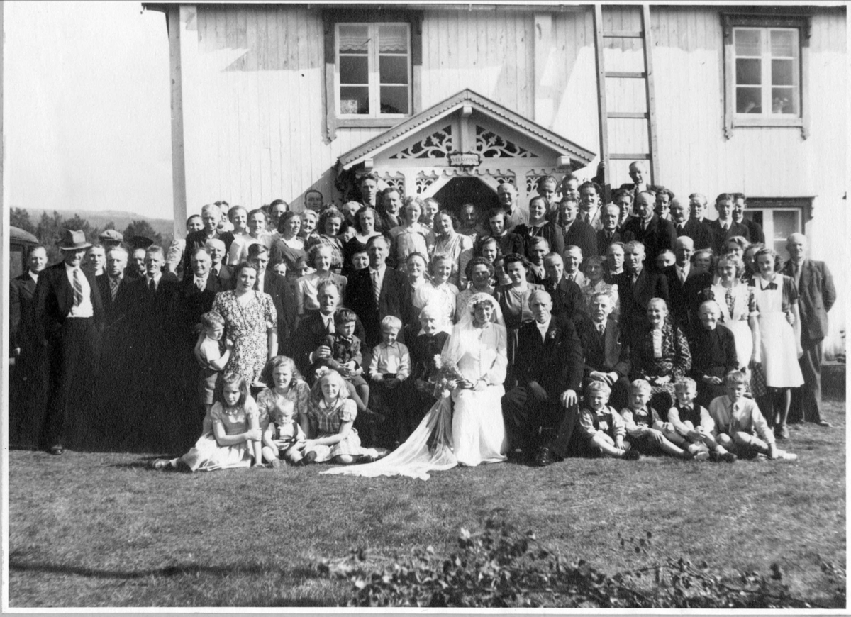 Bryllupsbilde
På baksida. Brylupet i Enget Den 10/2 1948. Til familien Ryen Narjordet