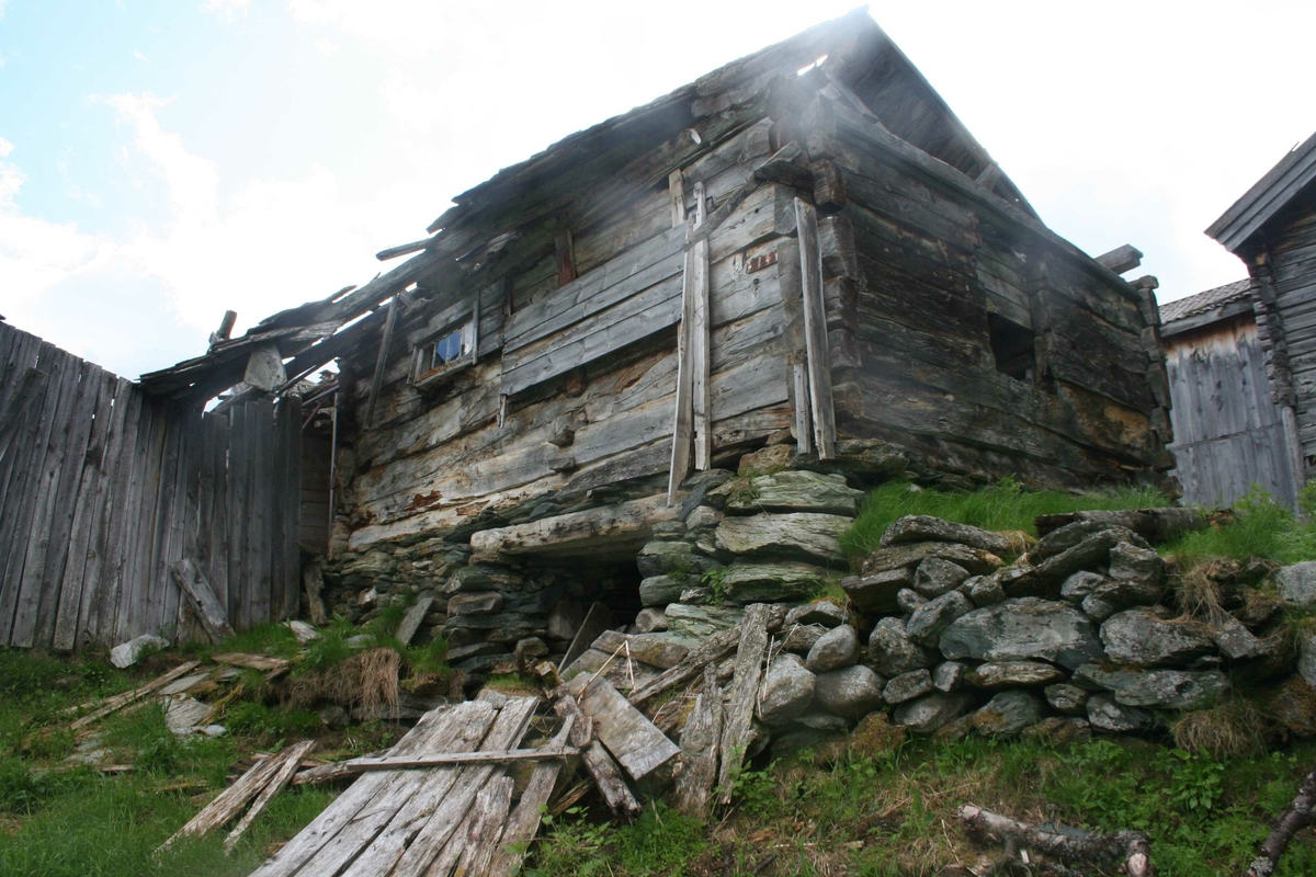 LÅve m stall, ruin, Haugen, Kvannkåsbakken