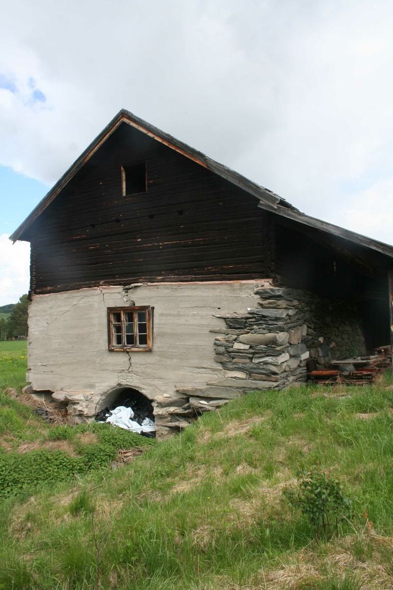 Steinfjøs med låve, Bakken Dalsbygda