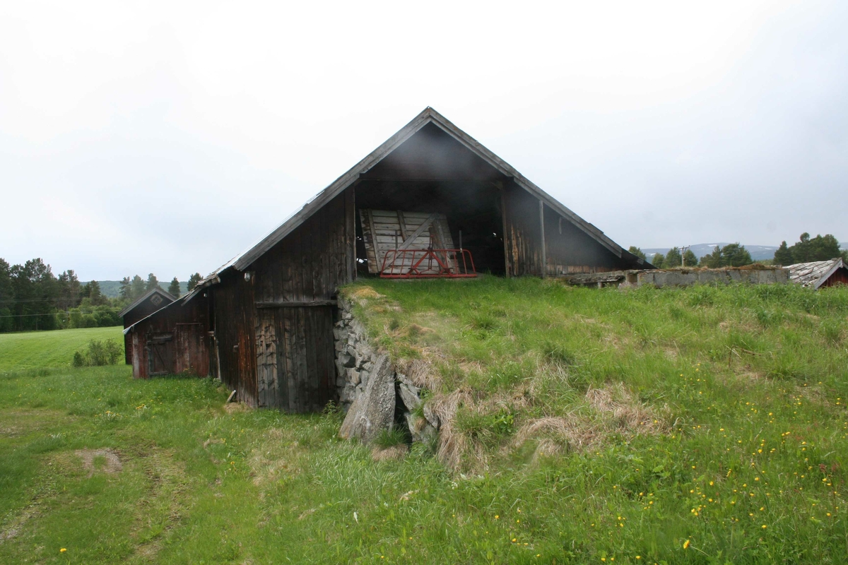 Steinfjøs med låve, Bakken Dalsbygda