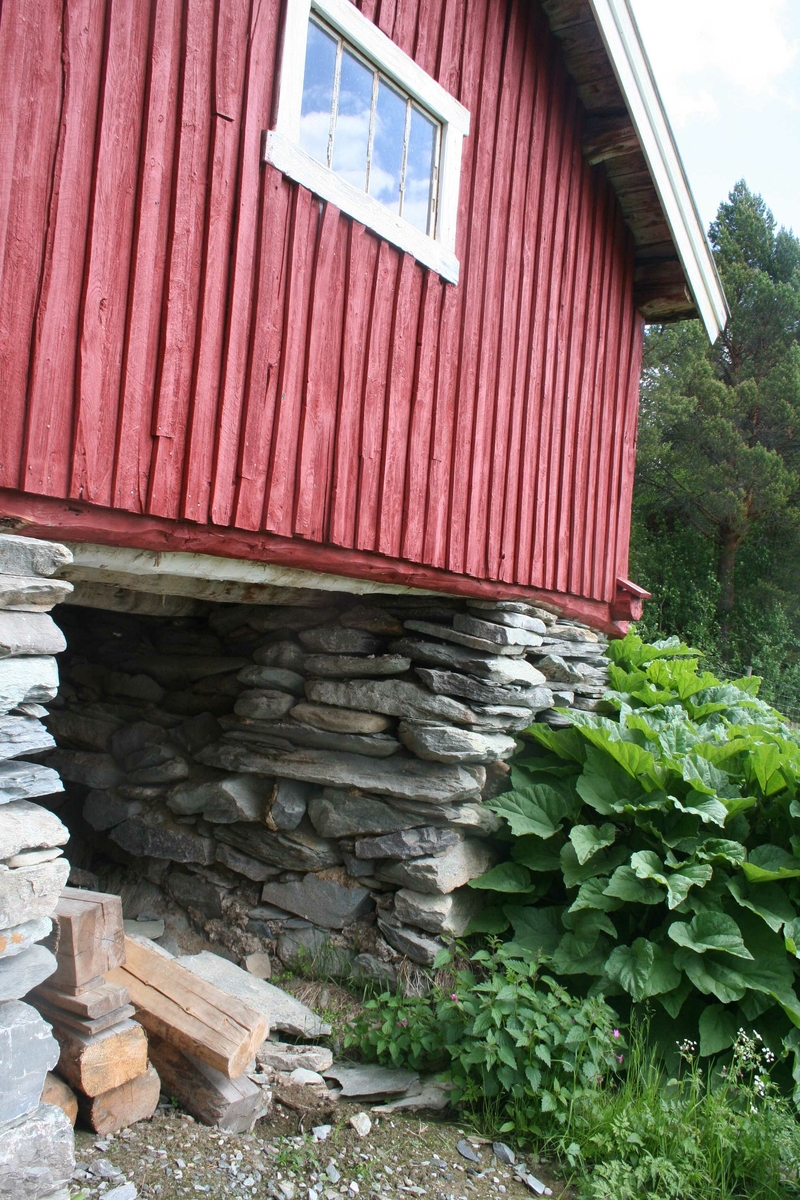 sommerfjøs, innr grunnmur Nyhus Dalsbygda