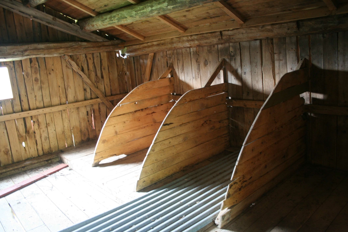 sommerfjøs, innr grunnmur Nyhus Dalsbygda