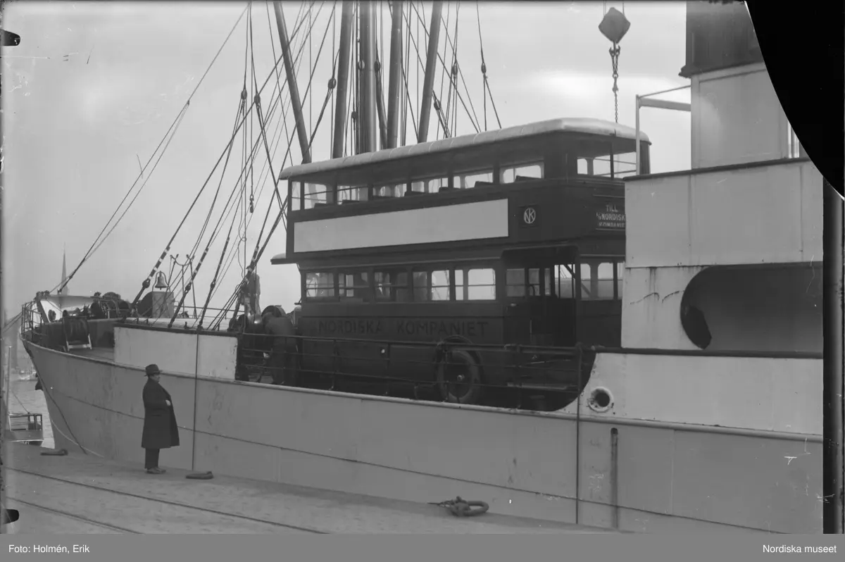 NK fartyg, lastad med en dubbeldäckare "NK-bussen"