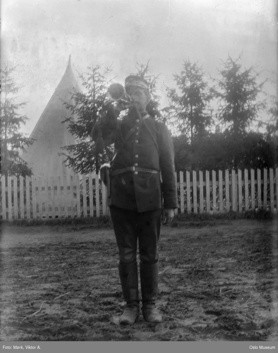 Gardermoen militærleir, mann, soldat, hornblåser, stående helfigur, uniform, gjerde, telt