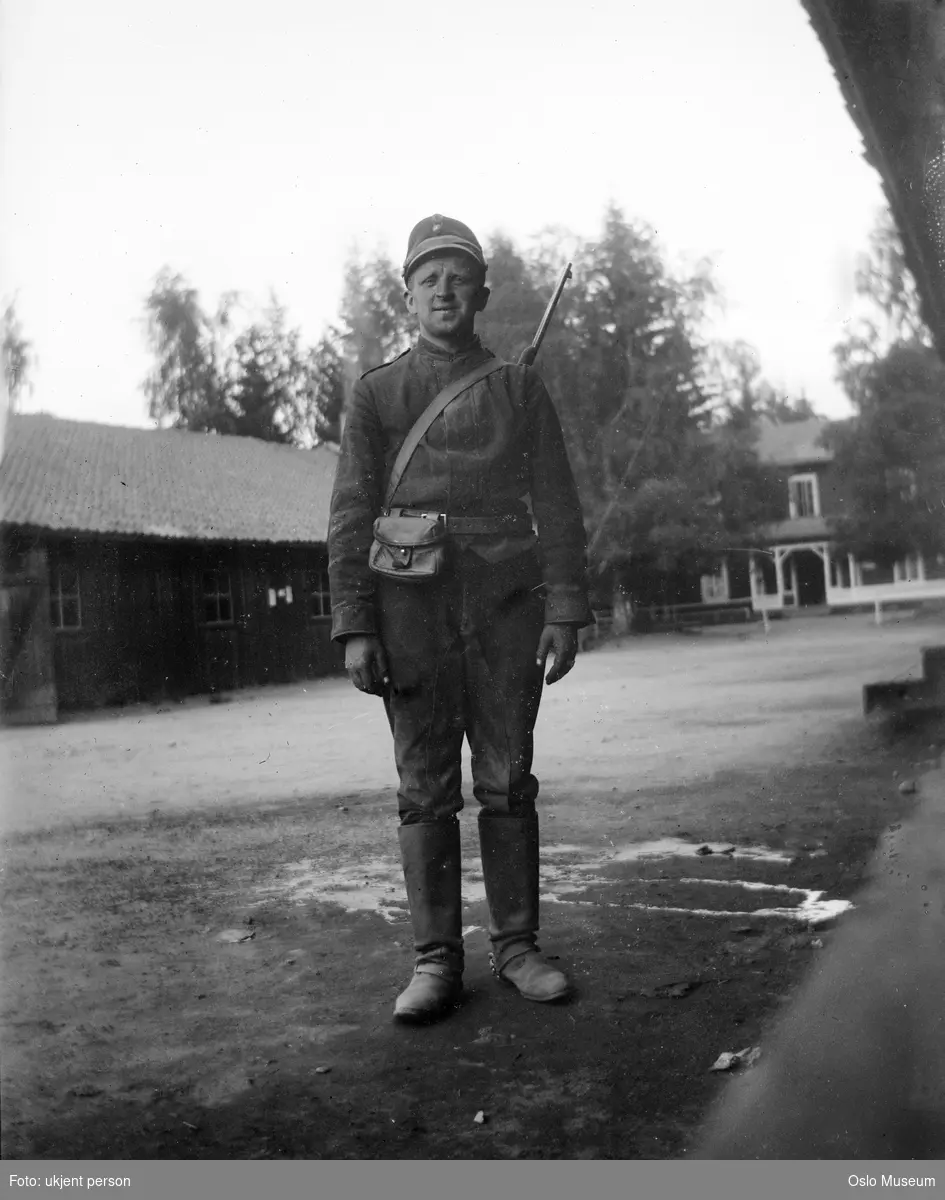 Gardermoen militærleir, soldat, rekrutt, stående helfigur, uniform