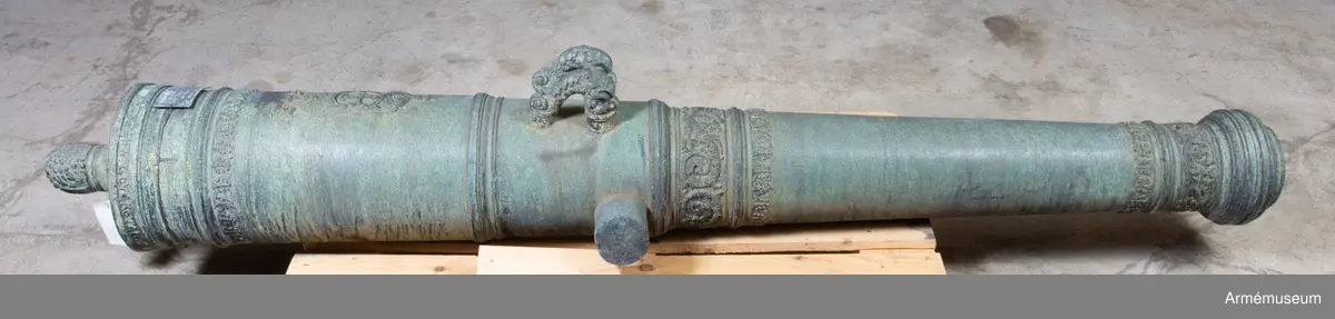 Grupp A I.
Med Kristian IV:s namnchiffer och därunder gjutåret 1645; å kammarbandet inskriften: FRANCISCUS. ROEN. ME. FECIT. GLYCKSTADT. (Frans Roen gjorde mig i Glückstadt) Loppets relativa längd: 21 kal. Eldrörets vikt: 690 kg. Kaliber: 9,8 cm. Vänster tapp märkt "3".