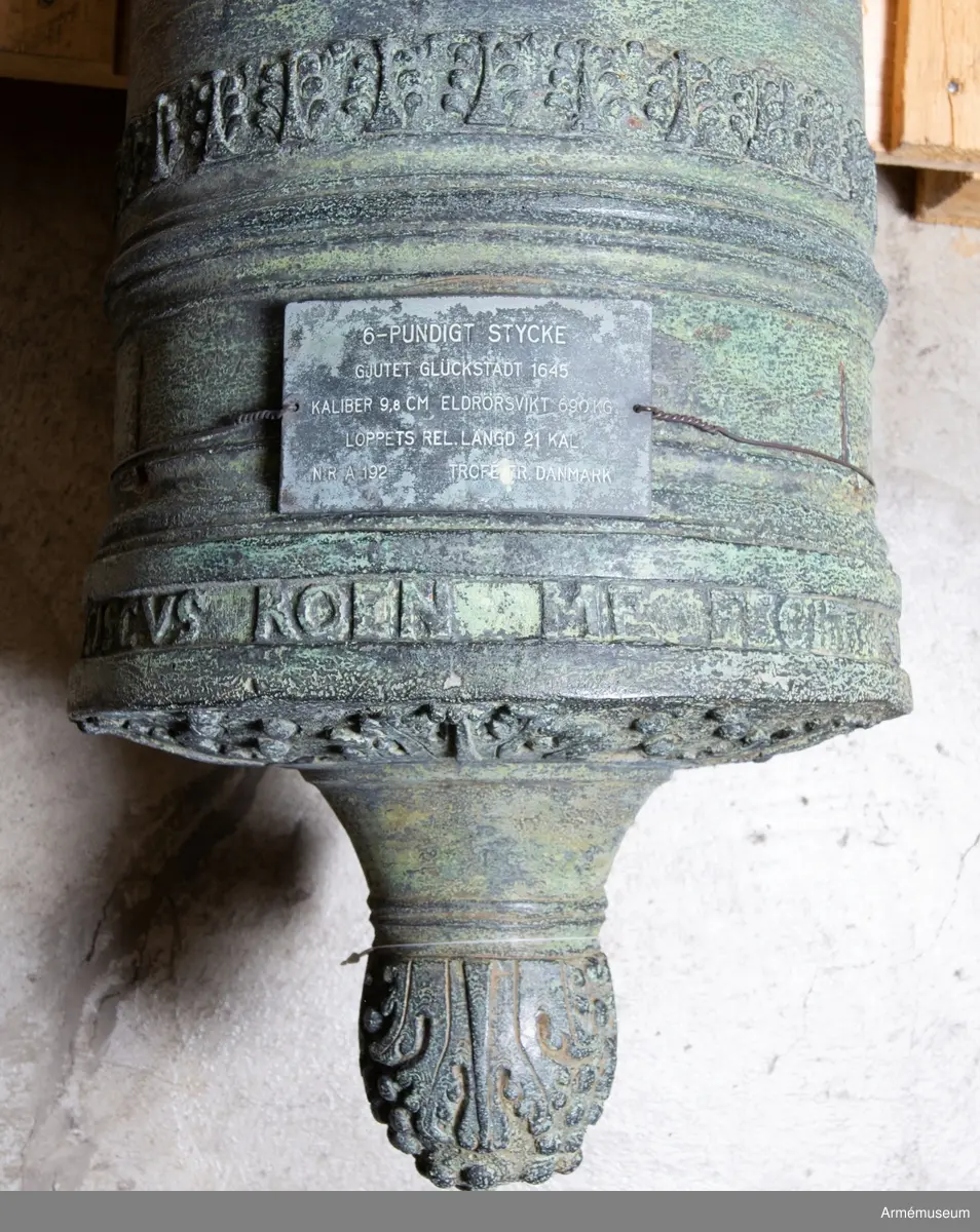 Grupp A I.
Med Kristian IV:s namnchiffer och därunder gjutåret 1645; å kammarbandet inskriften: FRANCISCUS. ROEN. ME. FECIT. GLYCKSTADT. (Frans Roen gjorde mig i Glückstadt) Loppets relativa längd: 21 kal. Eldrörets vikt: 690 kg. Kaliber: 9,8 cm. Vänster tapp märkt "3".