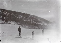 Motiv av tre barn på ski. Det minste barnet har tradisjonell
