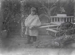 Portrett av en liten gutt i fotoatelier. Philip Aston Eikrem