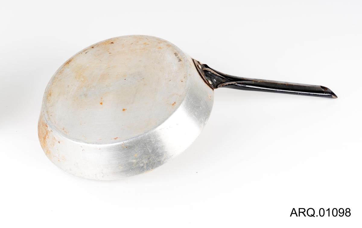 Sølvfarget Stekepanne med svartlakkert håndtak. Litt ekstra høy kant som passer til et feltkjøkken. Håndtaket er festet med metallnagler