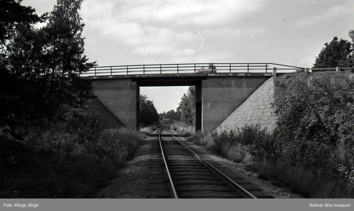 Bro över järnväg vid åsa, mellan Klämna och Oskarshamn i Oskarshamns kommun. Foto, från ostnordost.