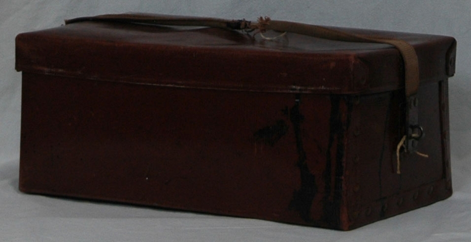 Verktygsväska, unikabox, medförd av Hedvig Ulfsparre då hon hängde utställningar. Väskan innehåller ett antal verktyg samt en ask med etiketter, spik m.m. På asken står texten "Hammars konditori , Falun, Telefon 24" tryckt.