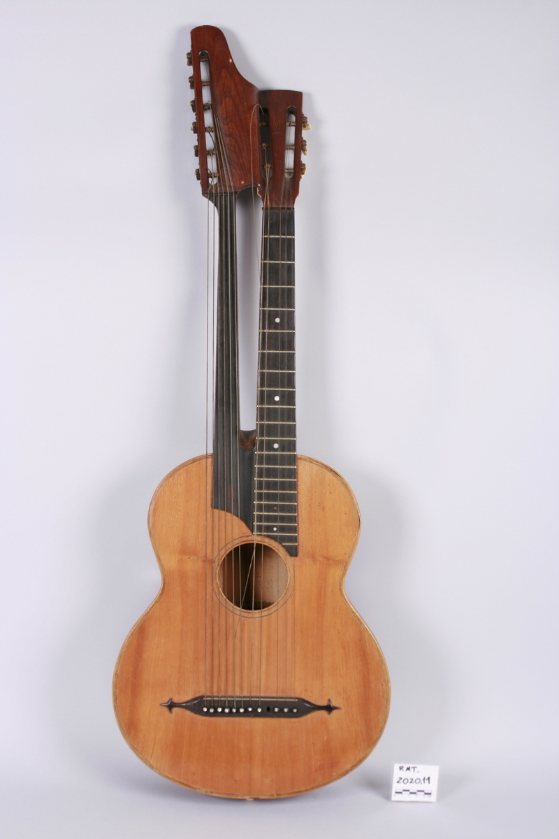 Gitar med dobbel hals. En hals med bånd og 6 strenger, 6 løssvingende strenger ved den andre halsen.