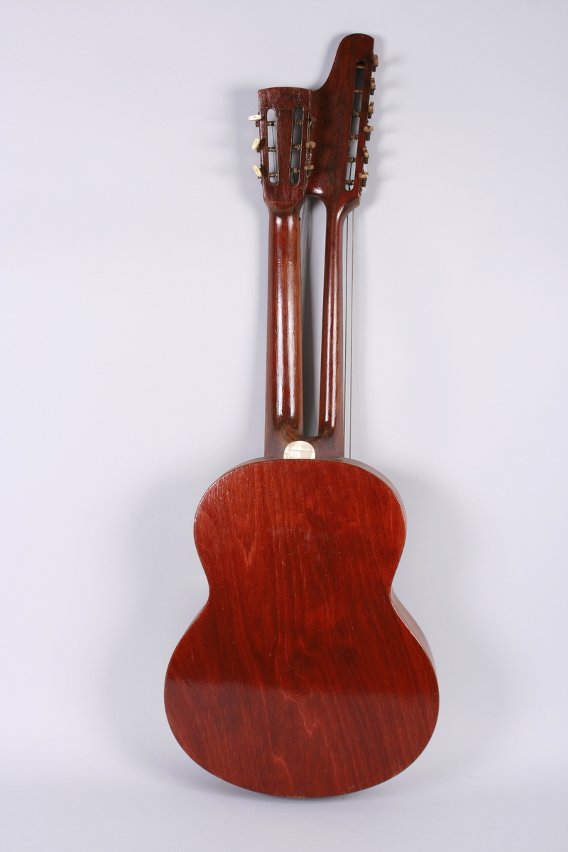 Gitar med dobbel hals. En hals med bånd og 6 strenger, 6 løssvingende strenger ved den andre halsen.