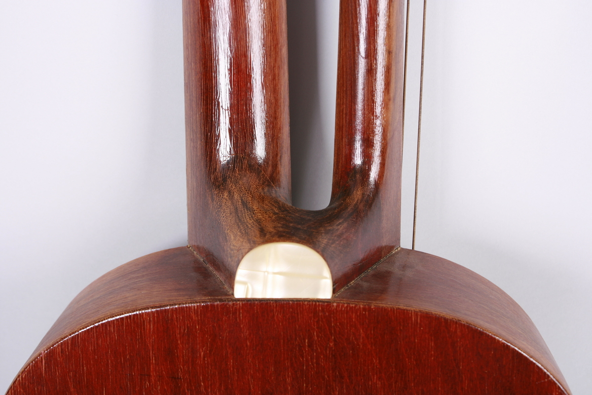 Gitar med dobbel hals. En hals med bånd og 6 strenger, 6 løssvingende strenger ved den andre halsen.