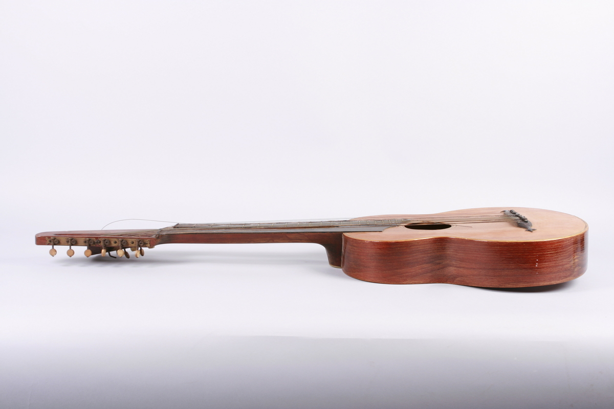 Gitar med dobbel hals. En hals med bånd og 6 strenger, 6 løssvingende strenger ved den andre halsen.