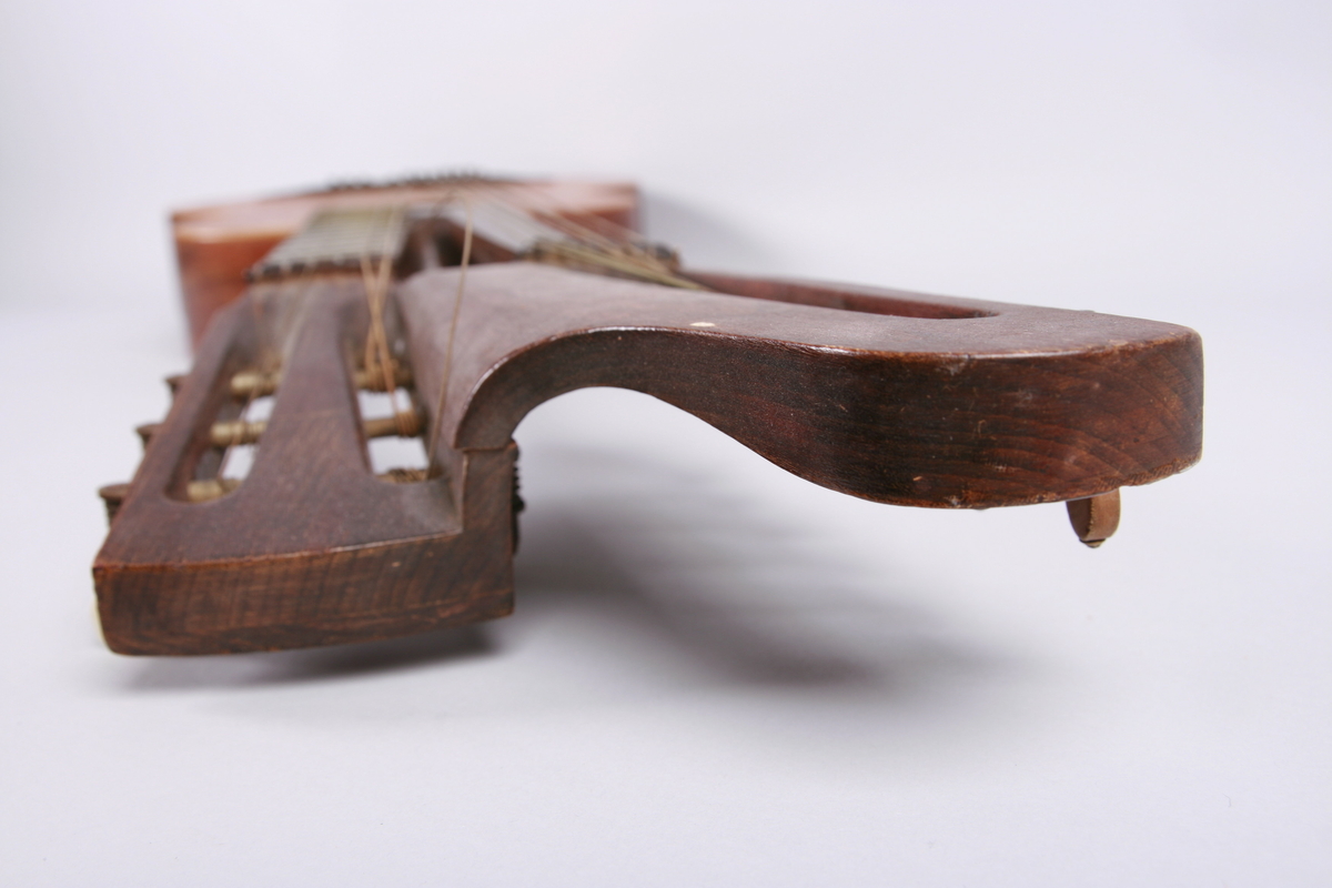 Gitar med dobbel hals. En hals med bånd og 6 strenger, 6 løssvingende strenger ved den andre halsen.