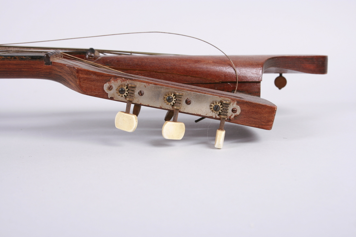 Gitar med dobbel hals. En hals med bånd og 6 strenger, 6 løssvingende strenger ved den andre halsen.