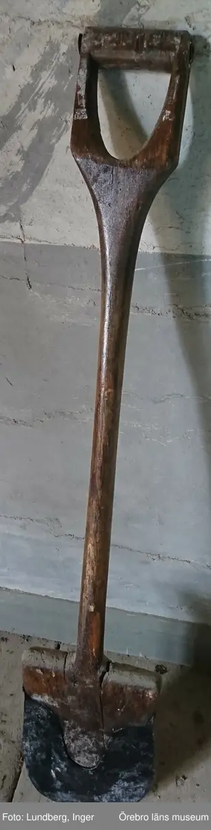 Spade gjord av trä med järnbeklätt blad
