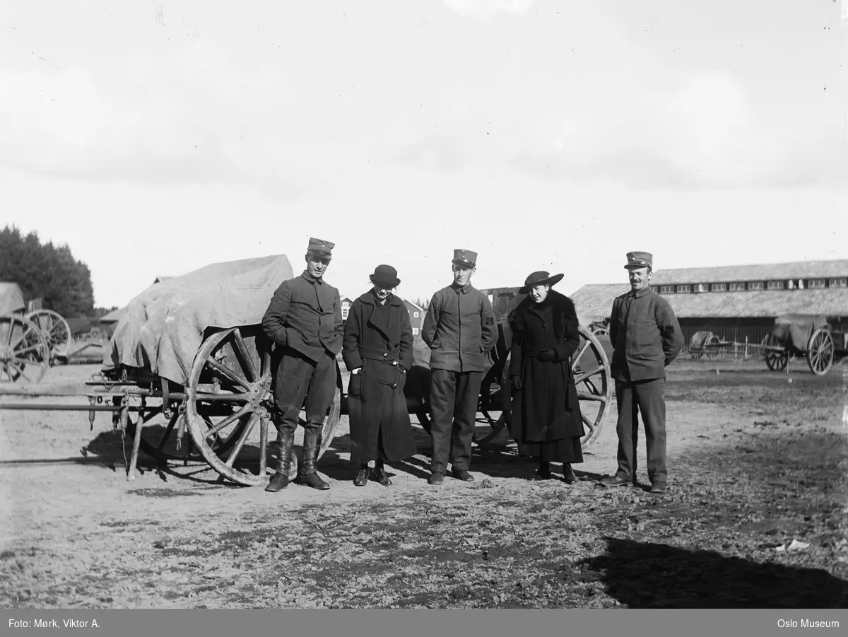 Gardermoen militærleir, soldater, stående helfigur, uniformer, kvinner