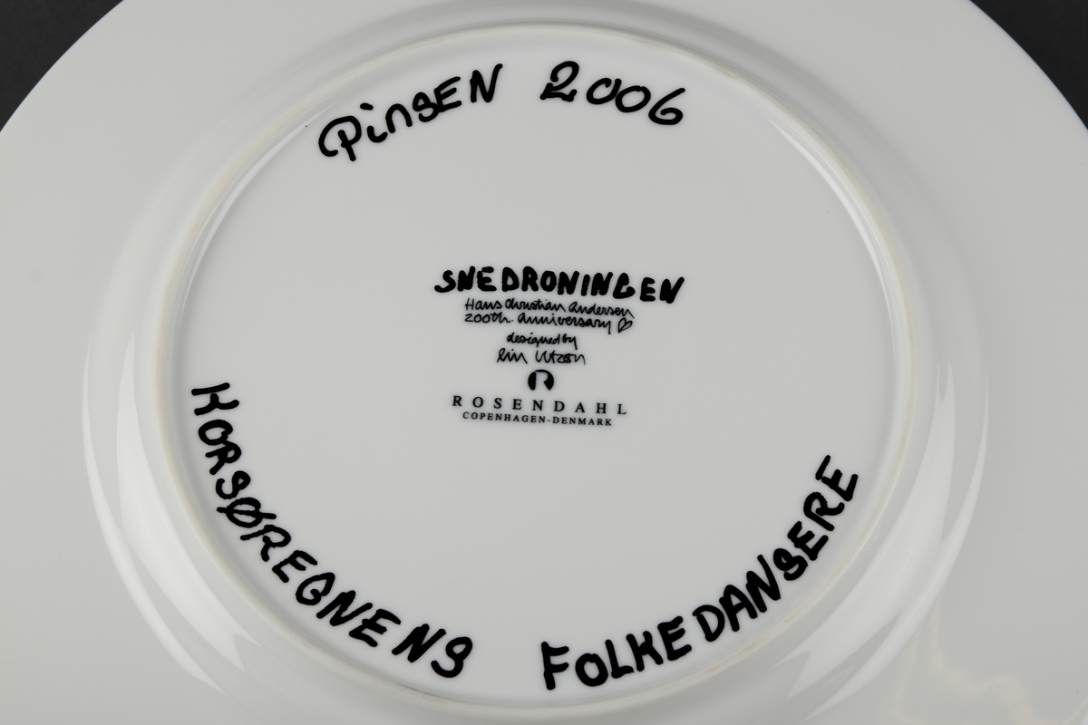 Et dansende par, et skip og et malteserkors. Logoen til Korsøregnens Folkedanslag.