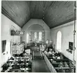 Tillberga sn, Västerås kn, Tillberga.
Interiör av Tillberga kyrka med präst och kyrkobesökare, 1979.