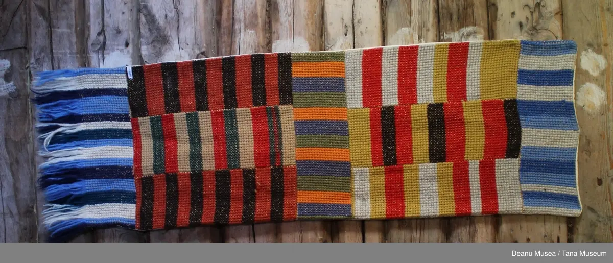 Fargerikt, smalt veggteppe.