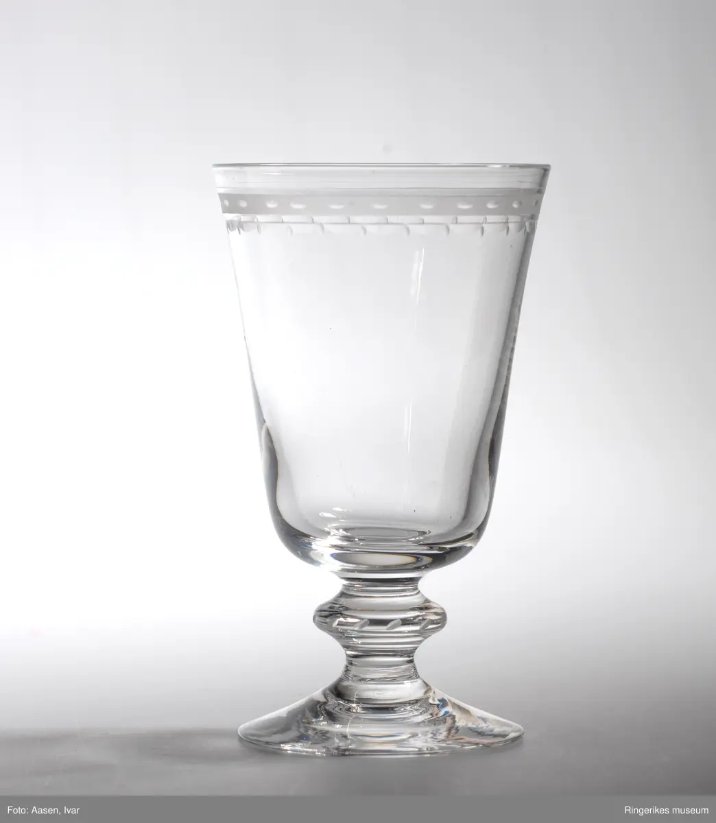Tre vinglass og ett ølglass med gravert dekor i serien Rolf. Designet av Sverre Pettersen i 1948 og produsert på Hadeland Glassverk i perioden 1948-74.