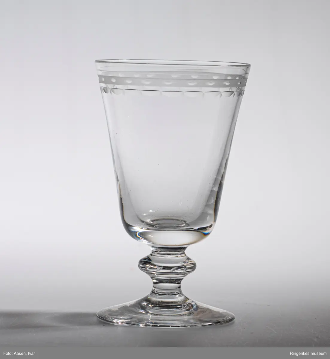Tre vinglass og ett ølglass med gravert dekor i serien Rolf. Designet av Sverre Pettersen i 1948 og produsert på Hadeland Glassverk i perioden 1948-74.