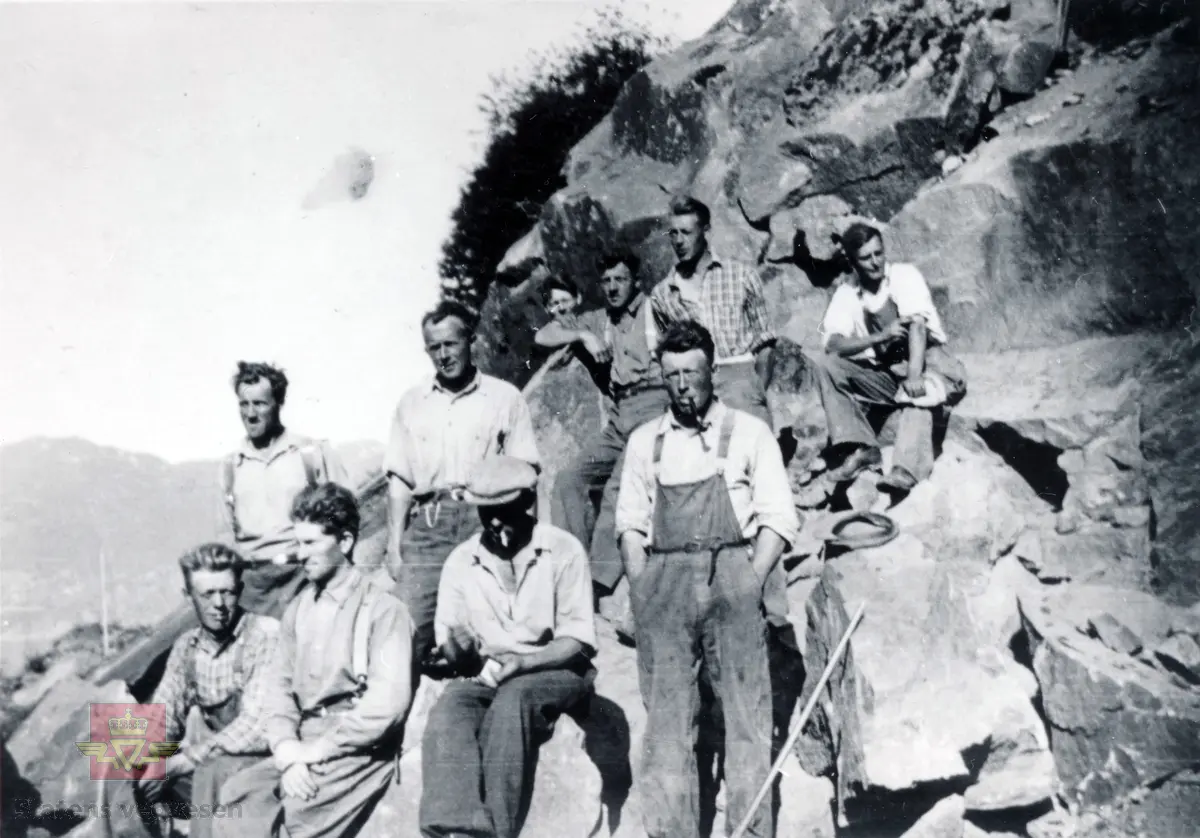 Riksveg 650 (gamle riksveg 58) mellom Sjøholt i Ørskog og fergestedet Linge i Norddal.  

Fjellskjæring Stordalsvegen, ca. 1948.
Første rekke fra venstre: P. Storheim, Ole M. Tafjord, P. Seljehaug, Karl Korsedal.
Andre rekke fra venstre: R. Johansen, Gunder Sæter, P. Sæter, Hilmar Kvammen, S. Lianes, Einar Støle.
(Kilde: Merking bak på bilde).