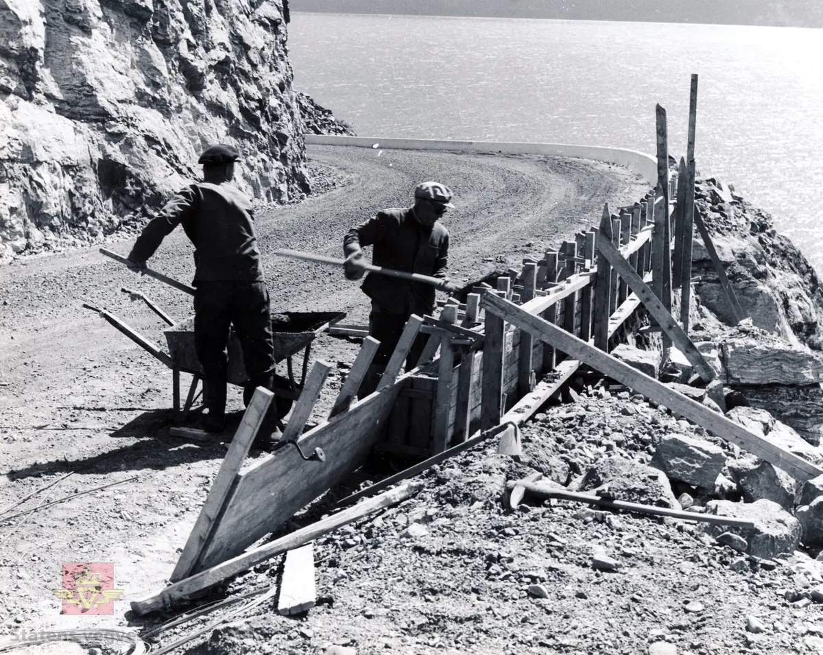 Riksveg 650 (gamle riksveg 58) mellom Sjøholt i Ørskog og fergestedet Linge i Norddal. 

Stordalsvegen mellom Dyrkorn og Stordal, september 1956 (etter at vegen åpnet 21/07-1956). Støping av betongrekkverk.
(Kilde: Informasjon bak på foto).
