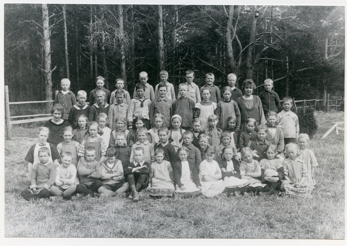 Tillberga sn, Västerås kn, Hedensberg.
Elever och lärarinna vid Hedensbergs skola, 1922.