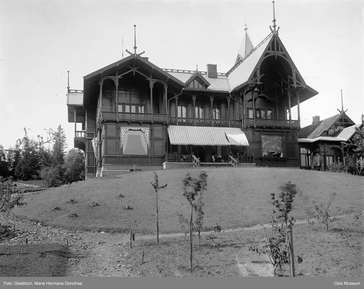 Skaugum gård, bolighus, veranda, mennesker, markiser, hage